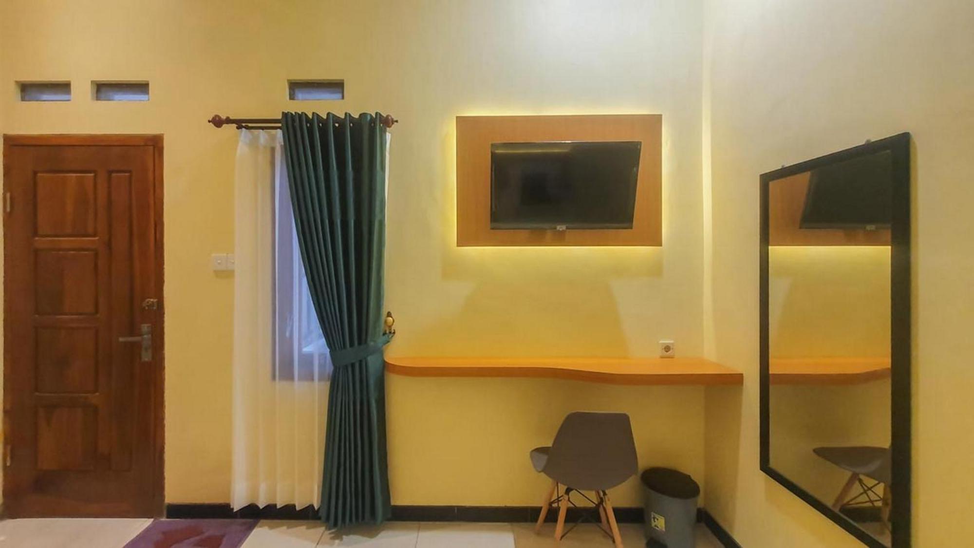 Urbanview Hotel Sakura Kampung Inggris Pare By Reddoorz Exterior photo